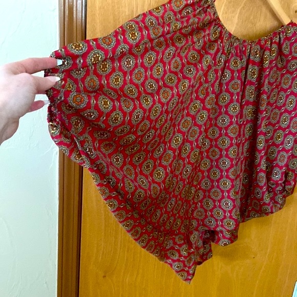 Red lightweight top w/ bat-wing sleeves.😍 - Picture 2 of 3